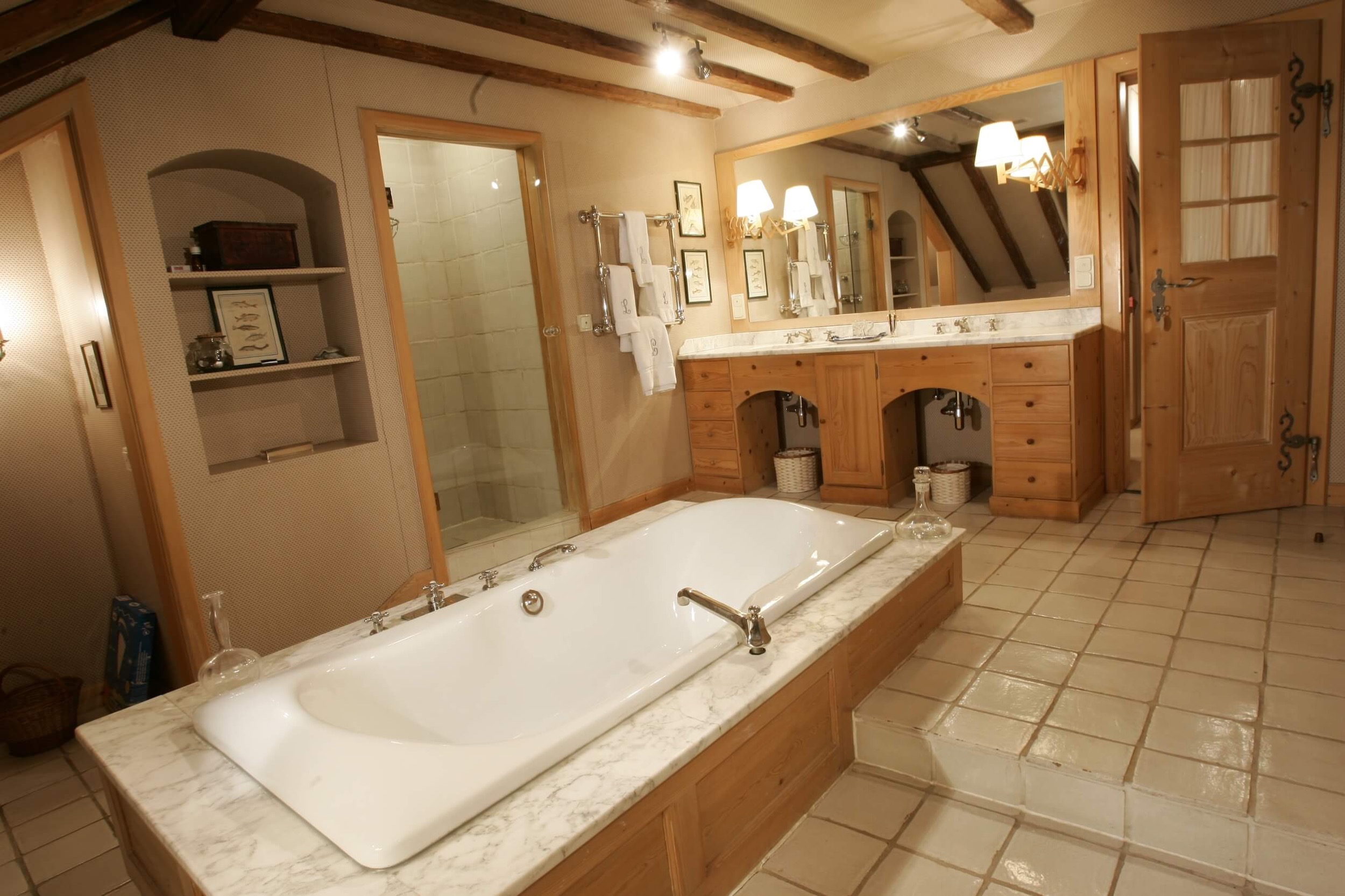 haus innen bad badewanne