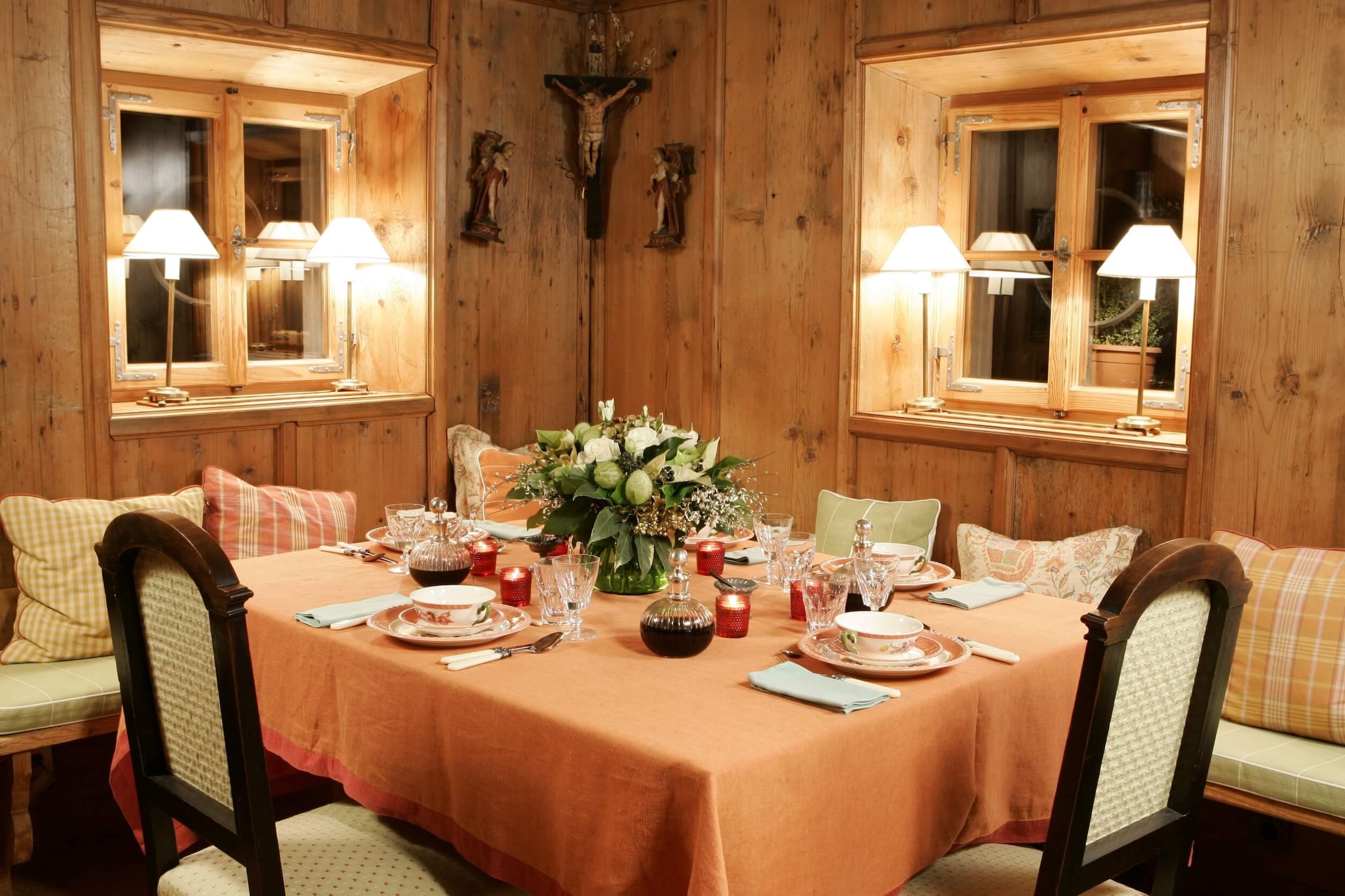 haus innen esszimmer gedeckter tisch