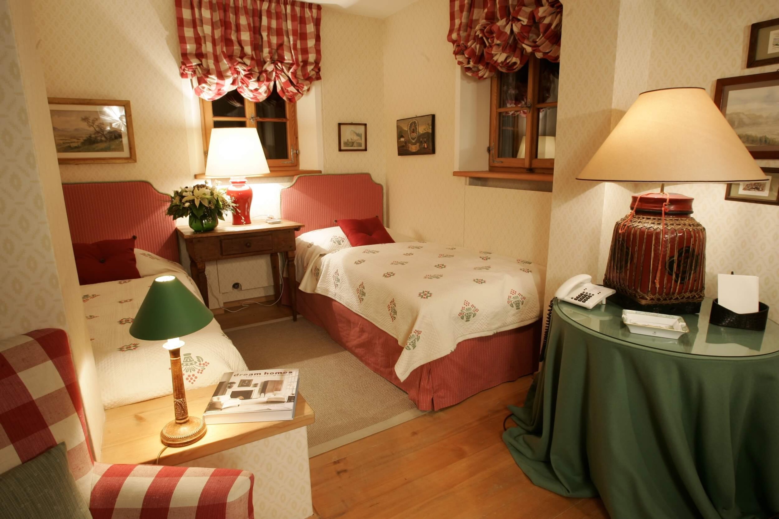 haus innen gaestezimmer einzelbetten