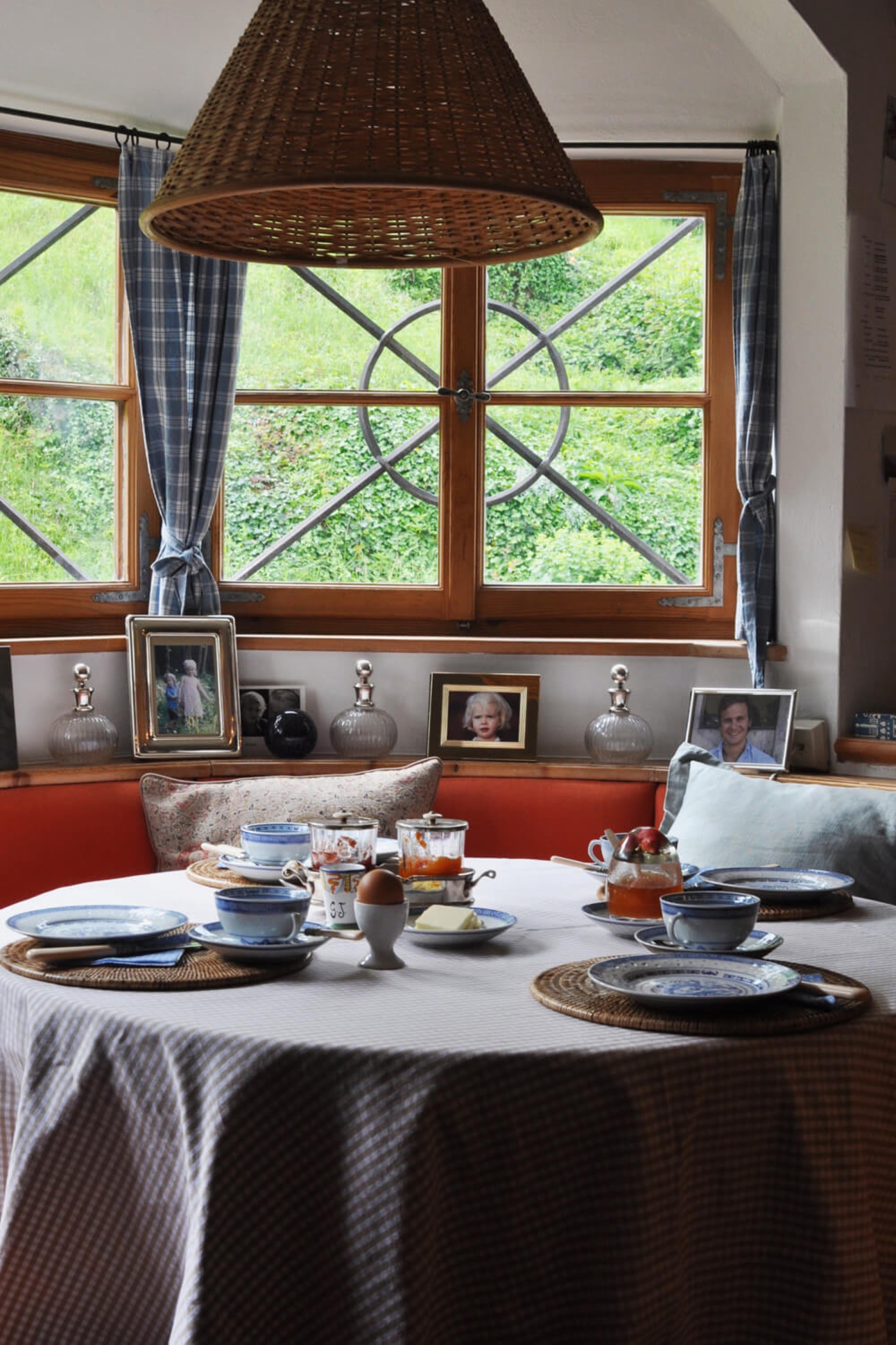 haus-innen-kueche-fruehstueckstisch