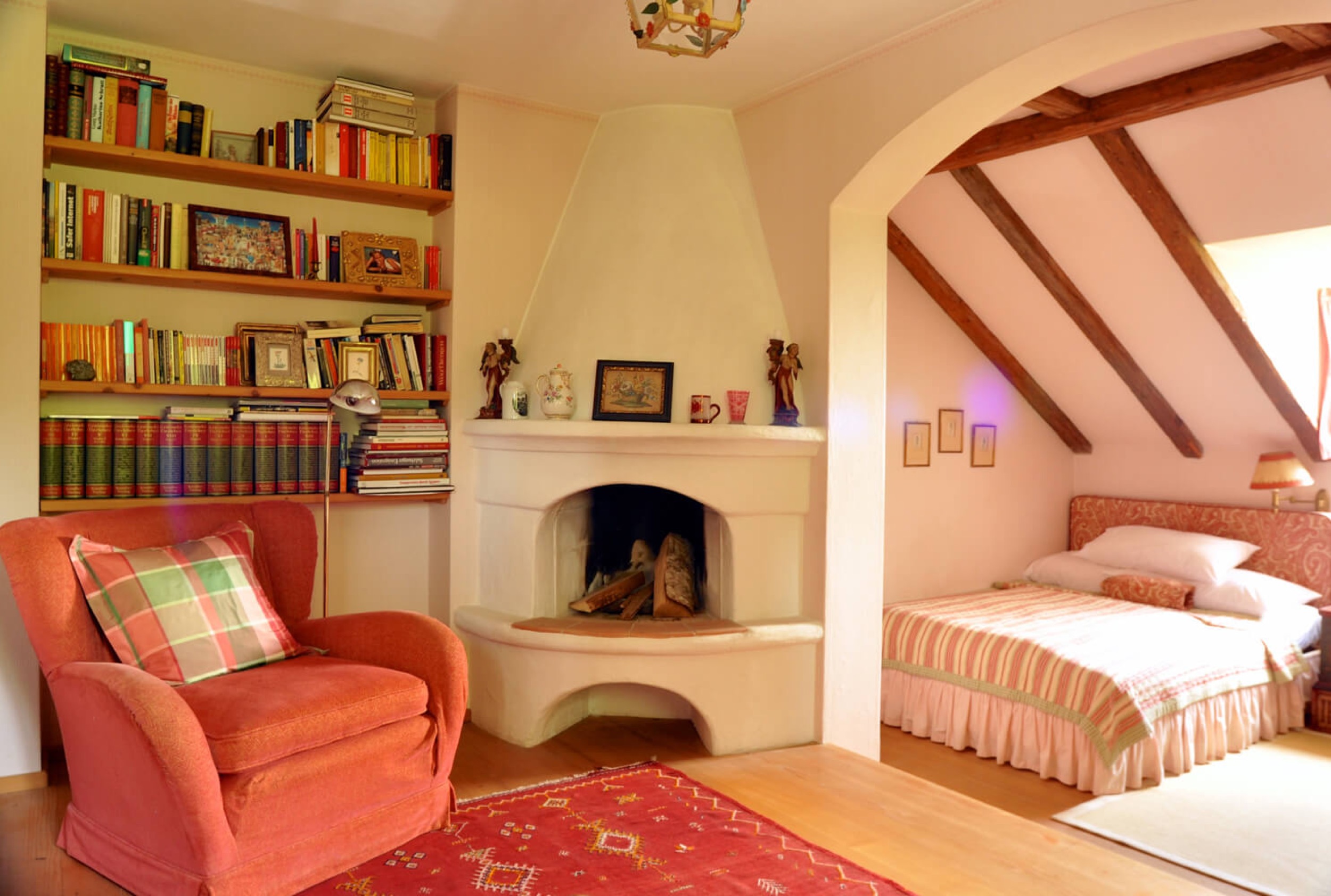 haus innen schlafzimmer kamin